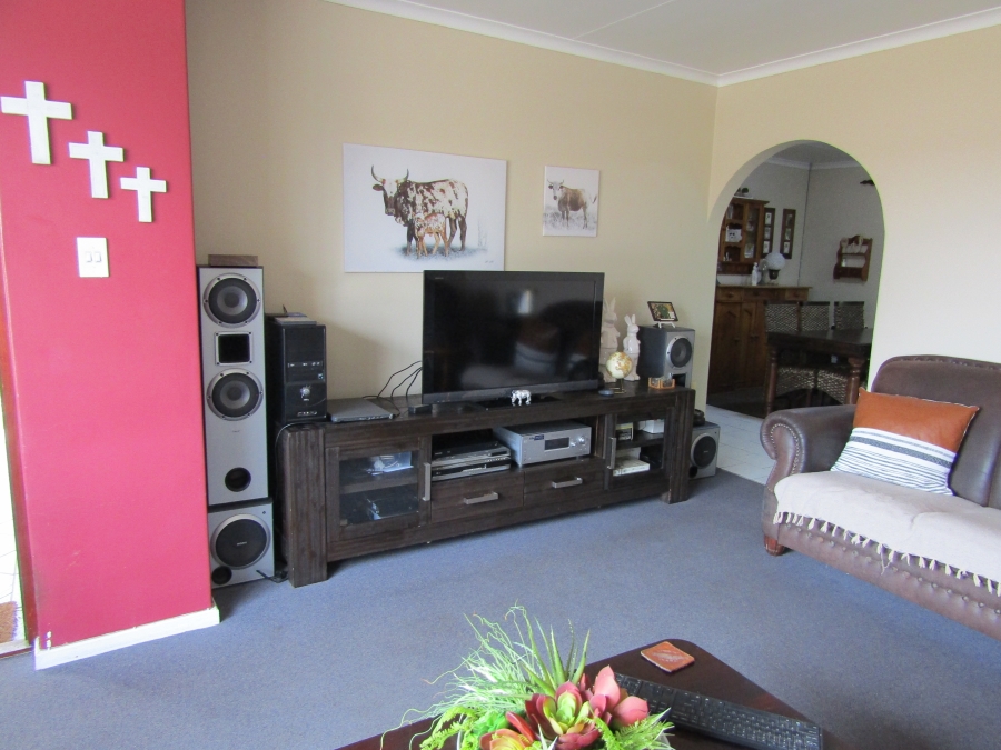 8 Bedroom Property for Sale in Wavecrest Eastern Cape